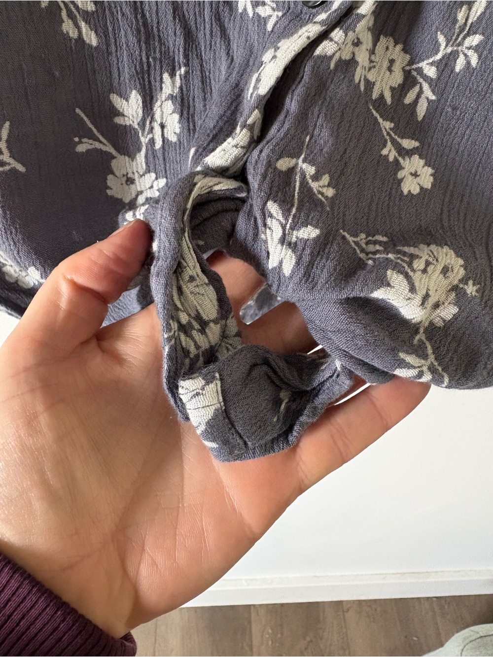 Abercrombie & Fitch Charcoal Gray Floral Button-Front Tie Hem Blouse - Picture 3 of 4